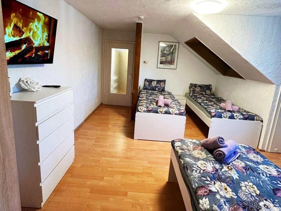 Bed, TV and multimedia, Bedroom