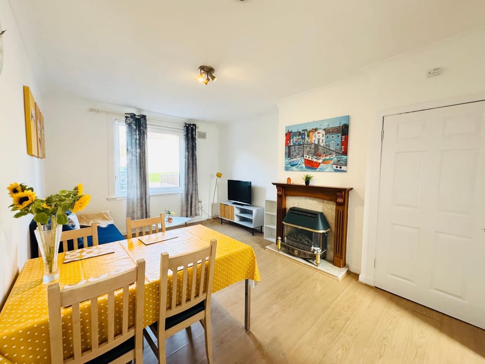 Communal lounge/ TV room, TV and multimedia, Living room, Seating area, Dining area, Evening entertainment