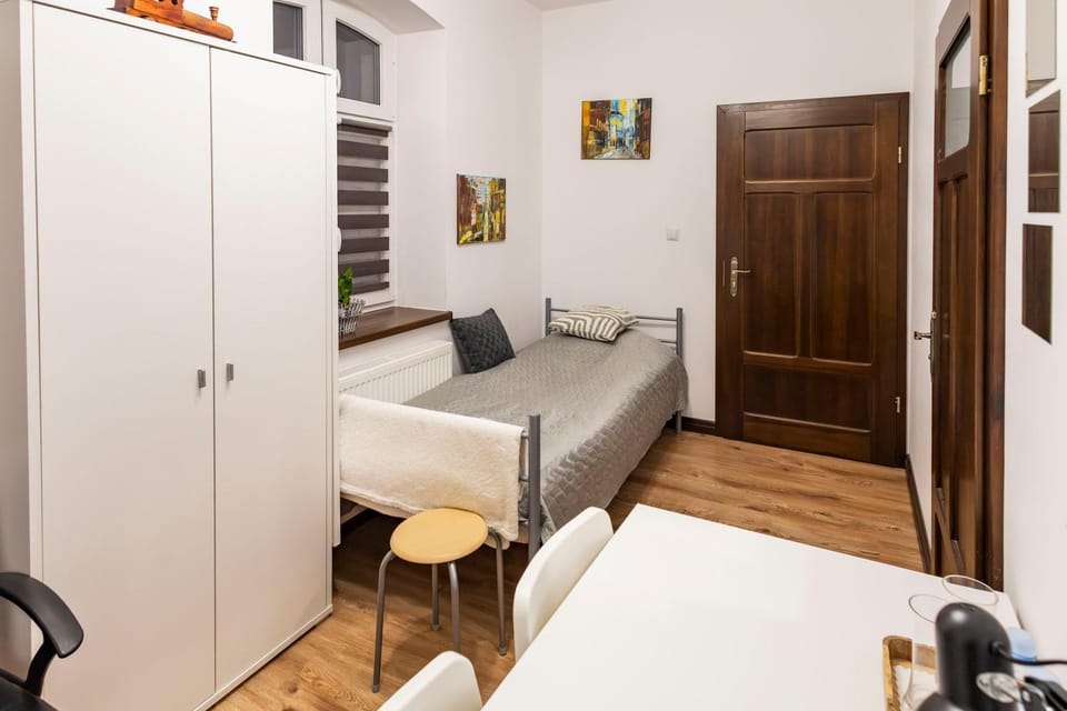 Photo of the whole room, Bedroom, wardrobe