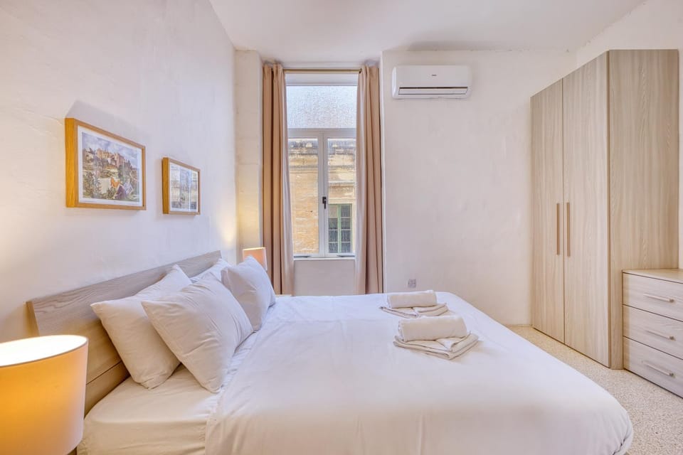 Spacious 3 Bedroom Stay in Historic Valletta Apartment in Valletta