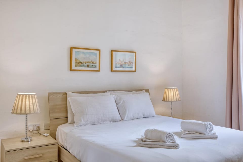 Spacious 3 Bedroom Stay in Historic Valletta Apartment in Valletta