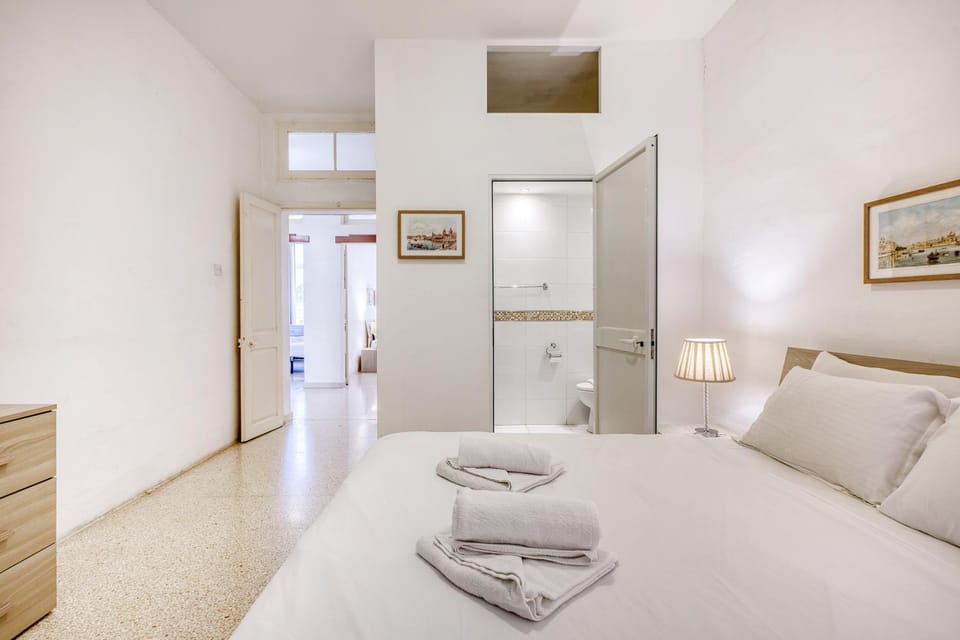 Spacious 3 Bedroom Stay in Historic Valletta Apartment in Valletta
