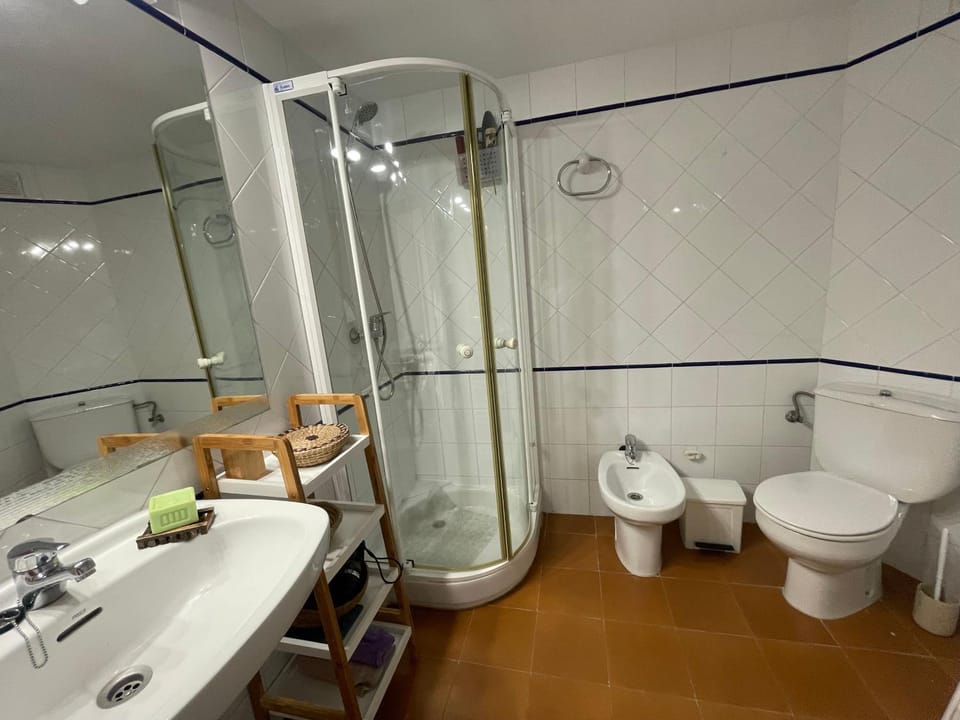 Shower, Toilet, Bathroom, bidet, towels