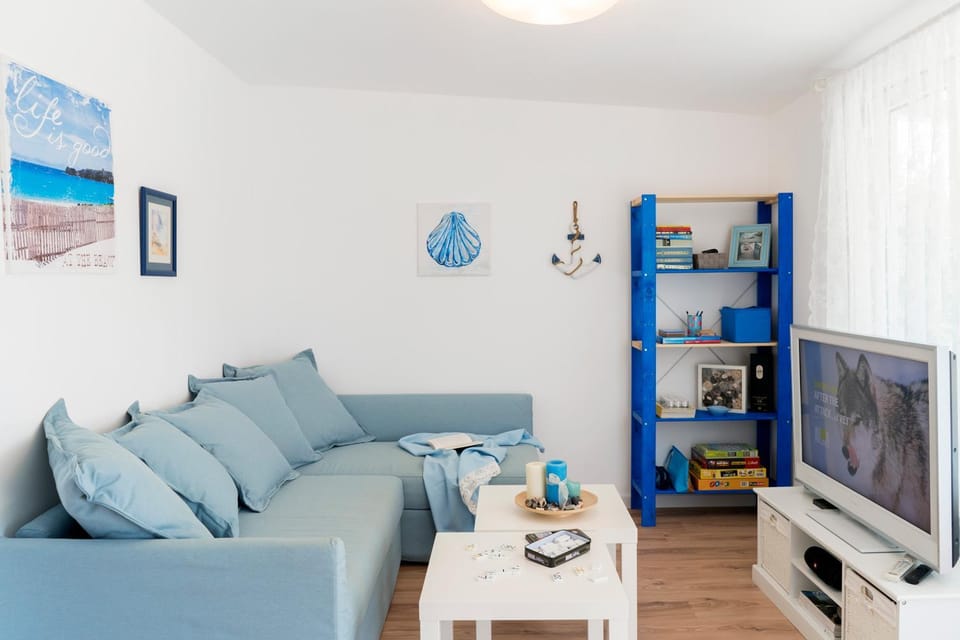 Communal lounge/ TV room, TV and multimedia, Living room, Seating area, Evening entertainment