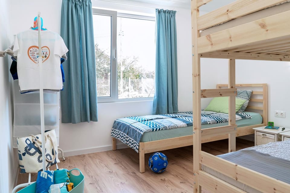 Bed, Photo of the whole room, Bedroom, bunk bed, towels