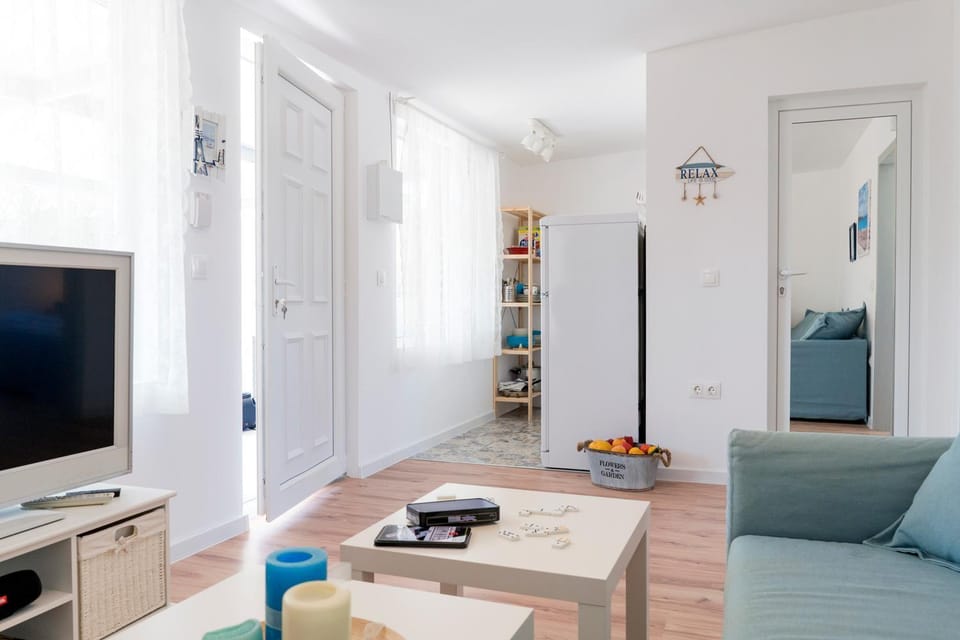 Communal lounge/ TV room, TV and multimedia, Kitchen or kitchenette, Living room, Seating area, Evening entertainment, wardrobe