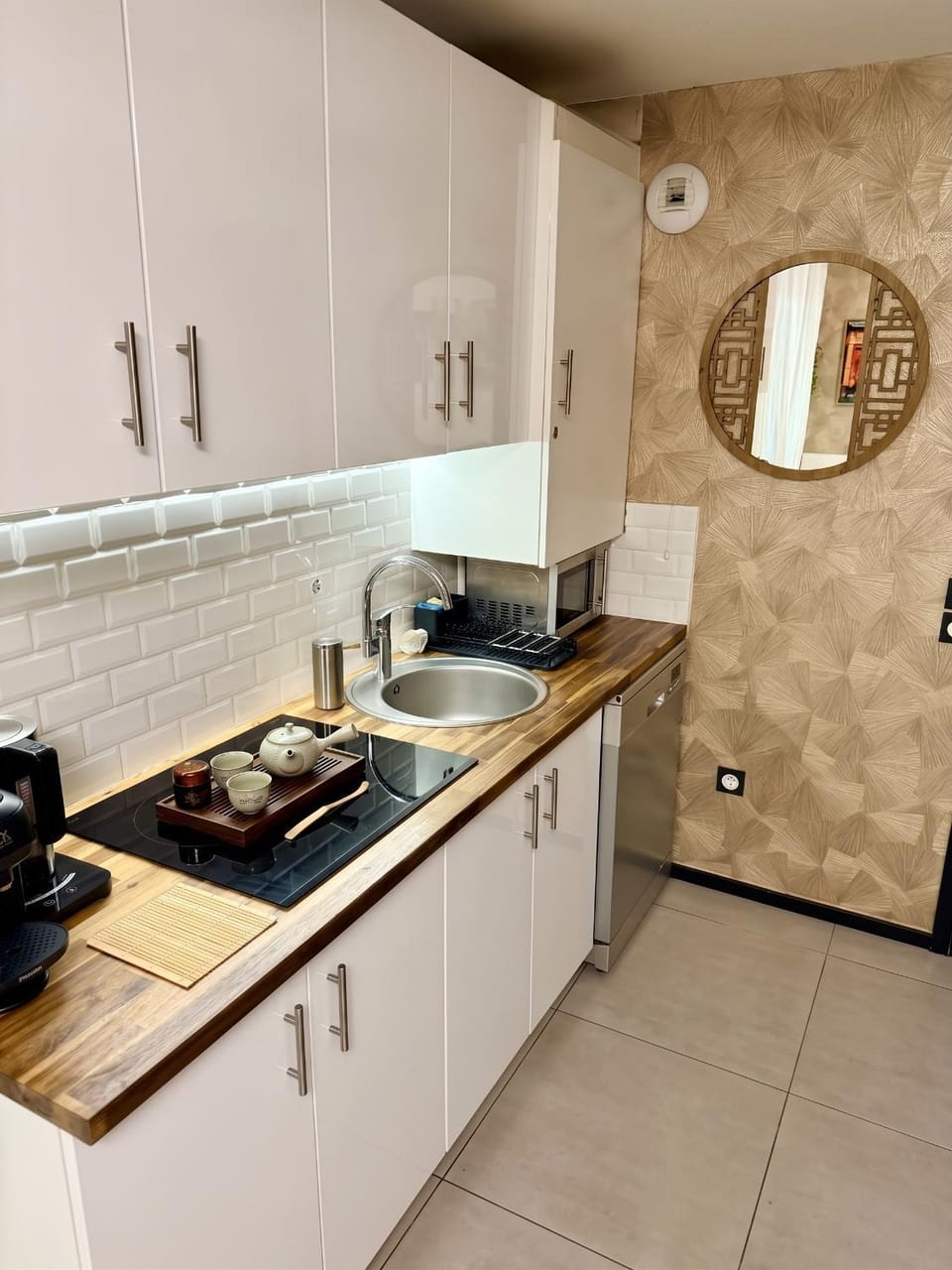 Coffee/tea facilities, Kitchen or kitchenette, stove