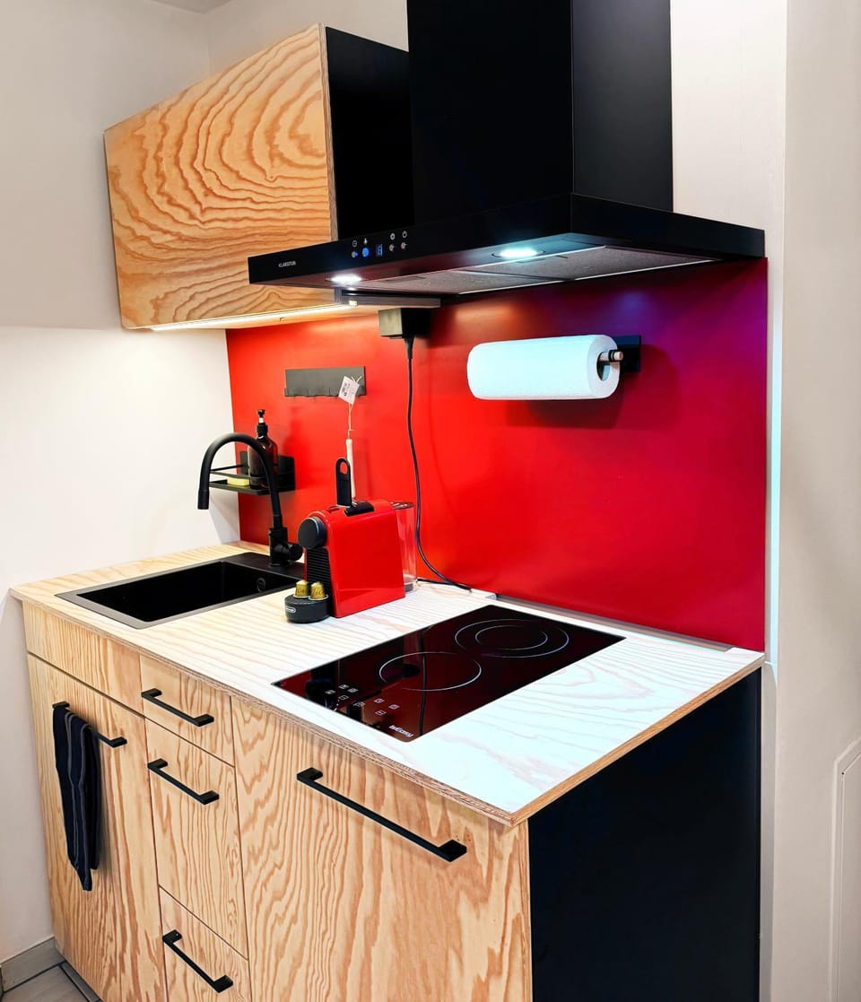 Coffee/tea facilities, Kitchen or kitchenette, stove, toaster