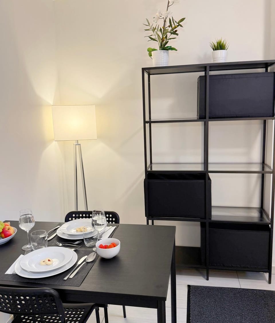 Living room, Food and drinks, Seating area, Dining area