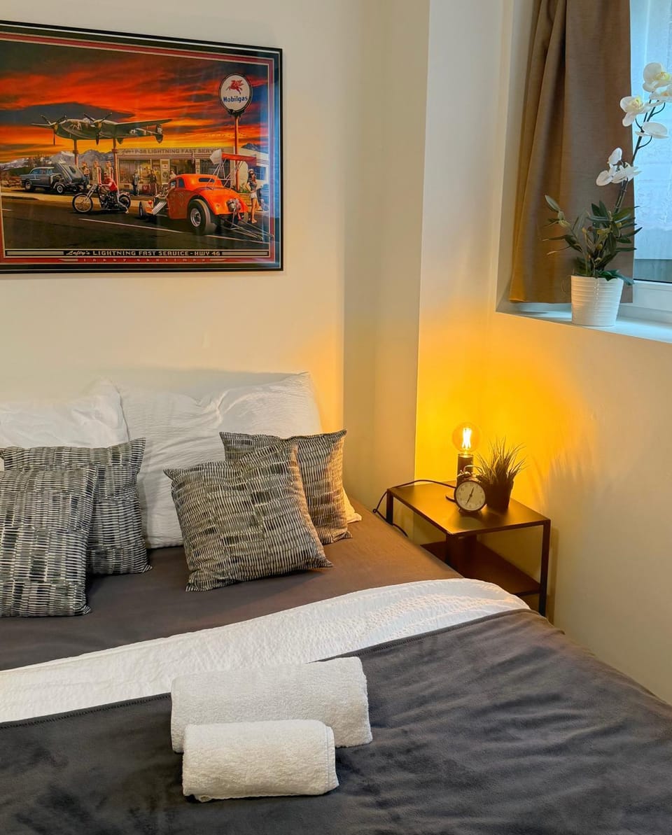 Bed, Photo of the whole room, Decorative detail, Bedroom, towels