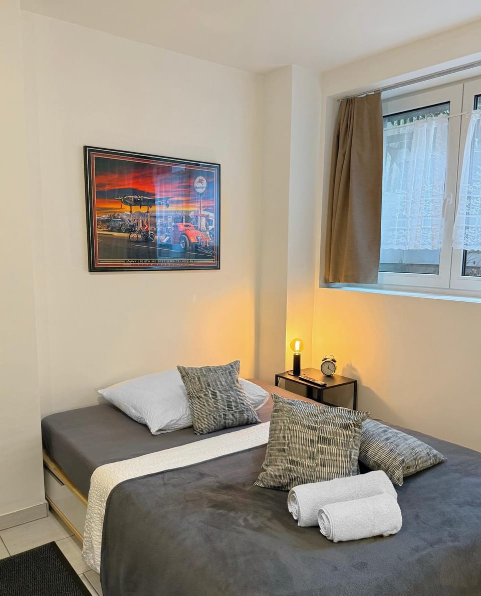 Bed, Photo of the whole room, Bedroom, towels