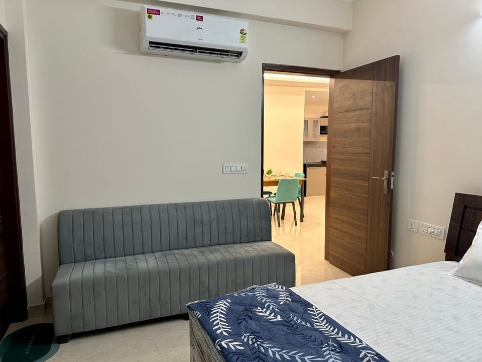 Bed, Seating area, Bedroom, air conditioner