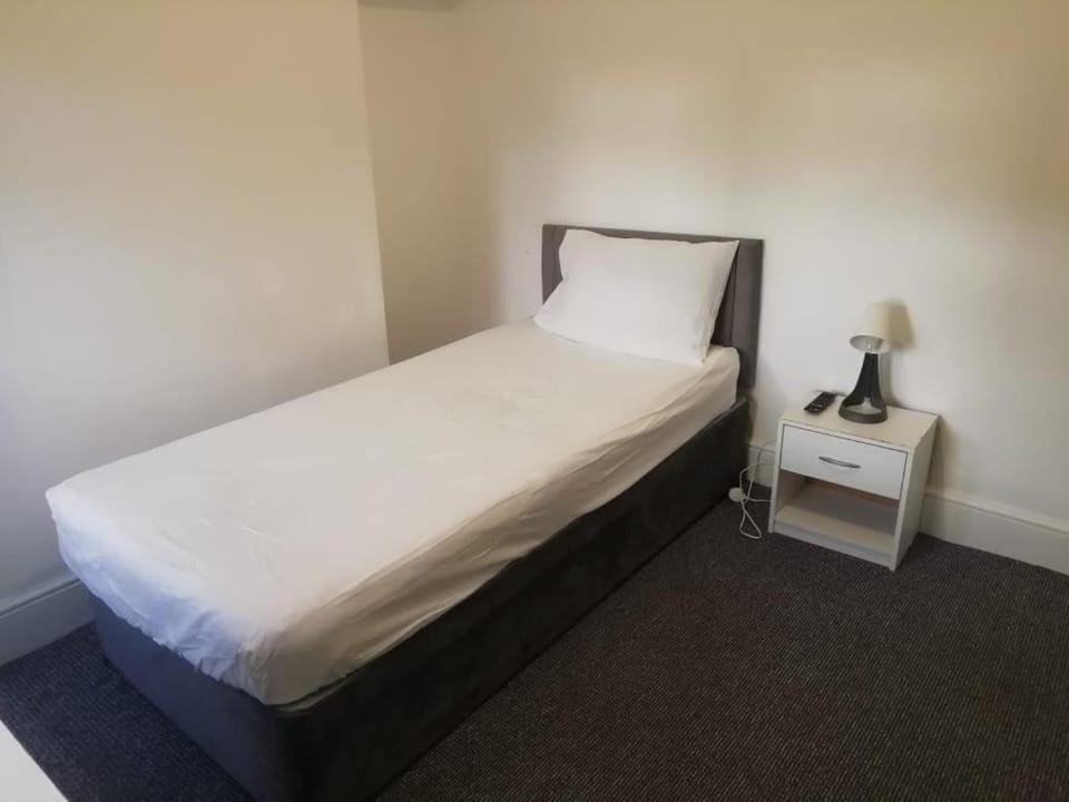 Green-Lodge Triple Double & Single Rooms Near LFC Anfield Free Street Parking 24-7 Bed and Breakfast in Liverpool