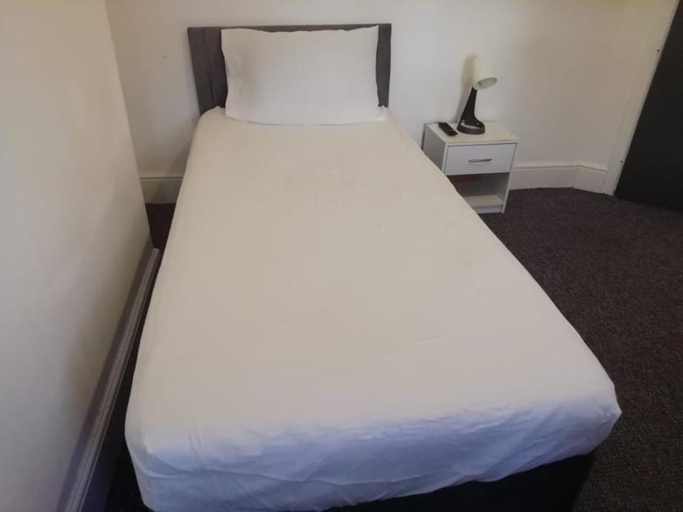 Green-Lodge Triple Double & Single Rooms Near LFC Anfield Free Street Parking 24-7 Bed and Breakfast in Liverpool