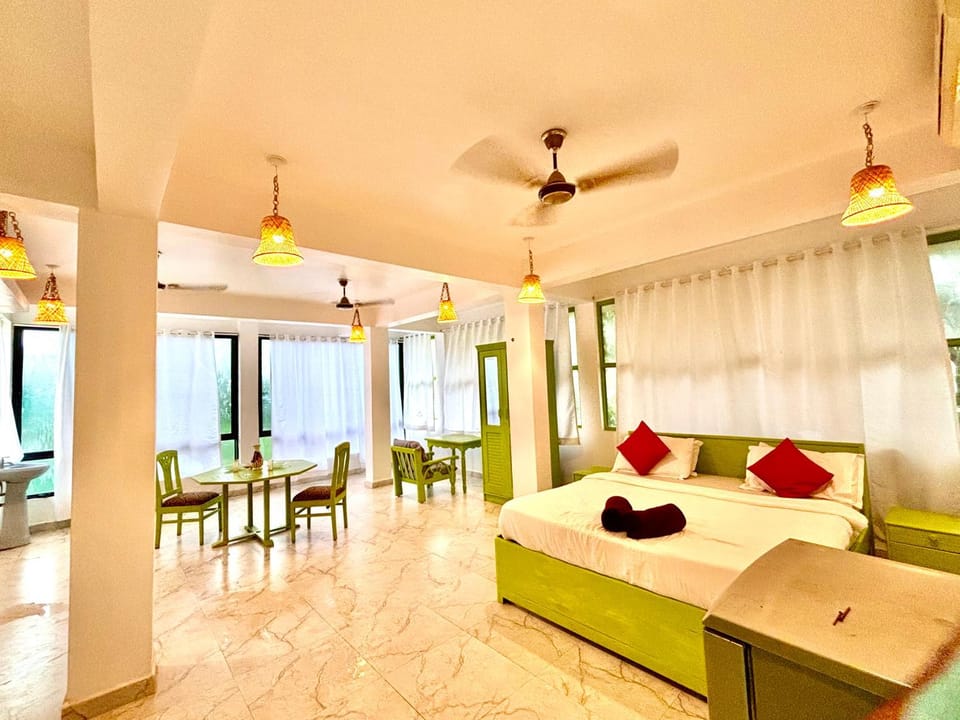 Bed, Living room, Photo of the whole room, Dining area, Bedroom, towels