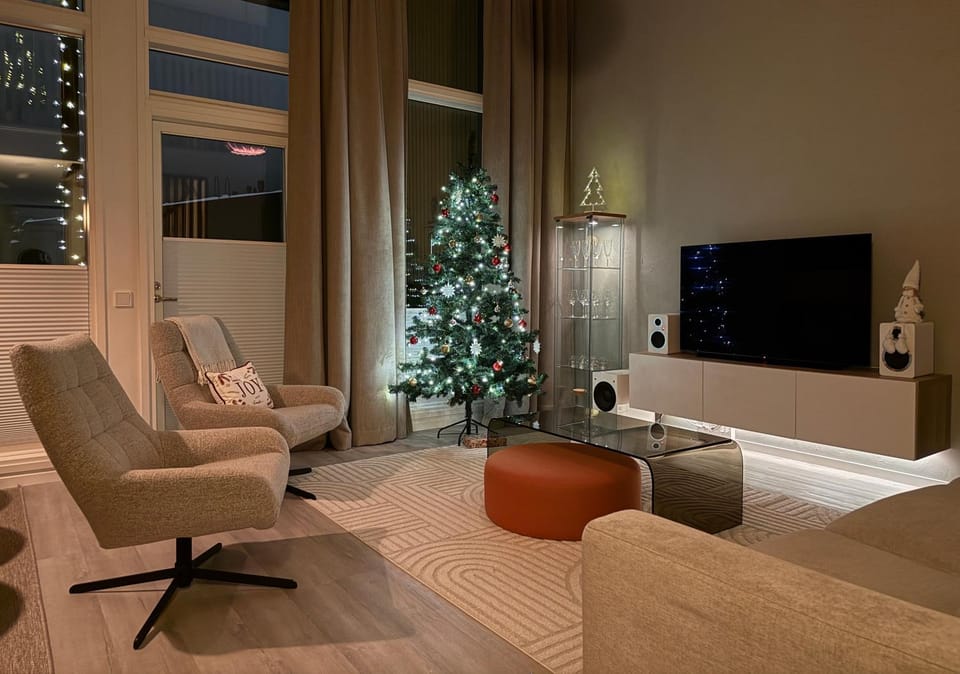 TV and multimedia, Living room, Seating area, Evening entertainment