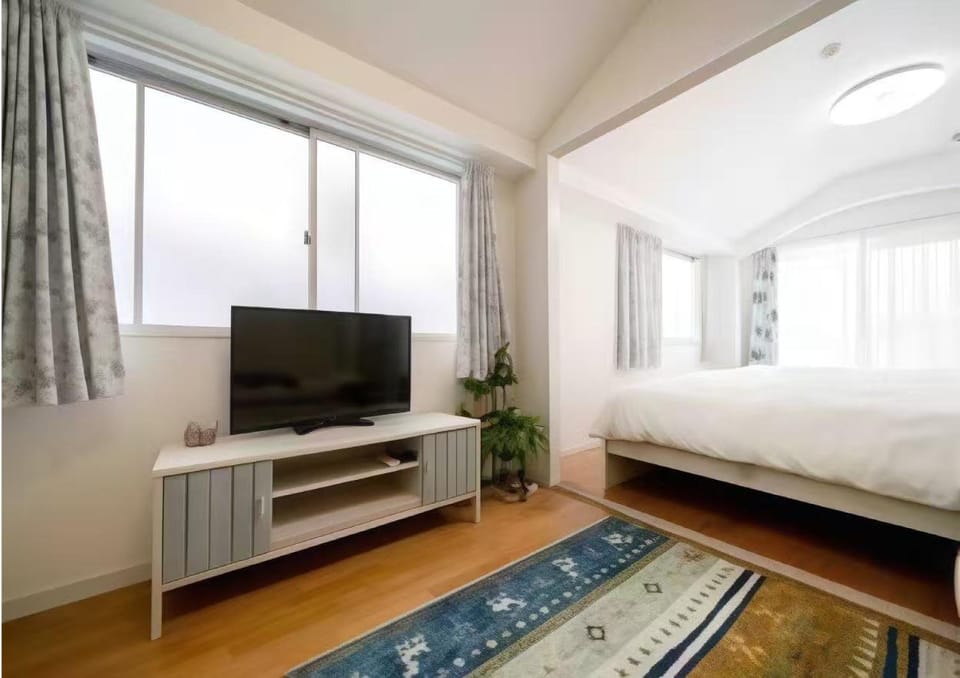 Bed, TV and multimedia, Bedroom