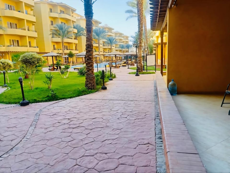 Elegant 2BR Retreat in Secure Resort Community Apartment in Hurghada
