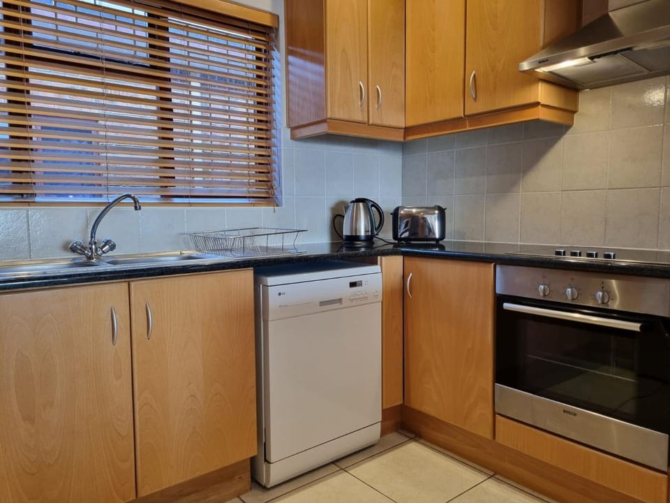 Coffee/tea facilities, Kitchen or kitchenette, dishwasher, oven, stove, toaster