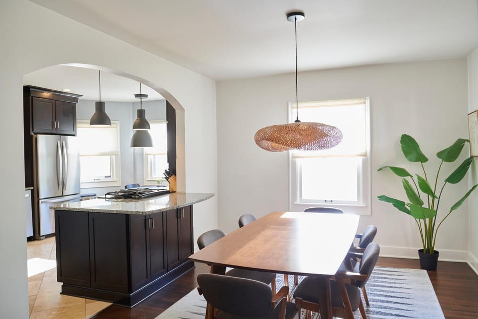 Kitchen or kitchenette, Dining area