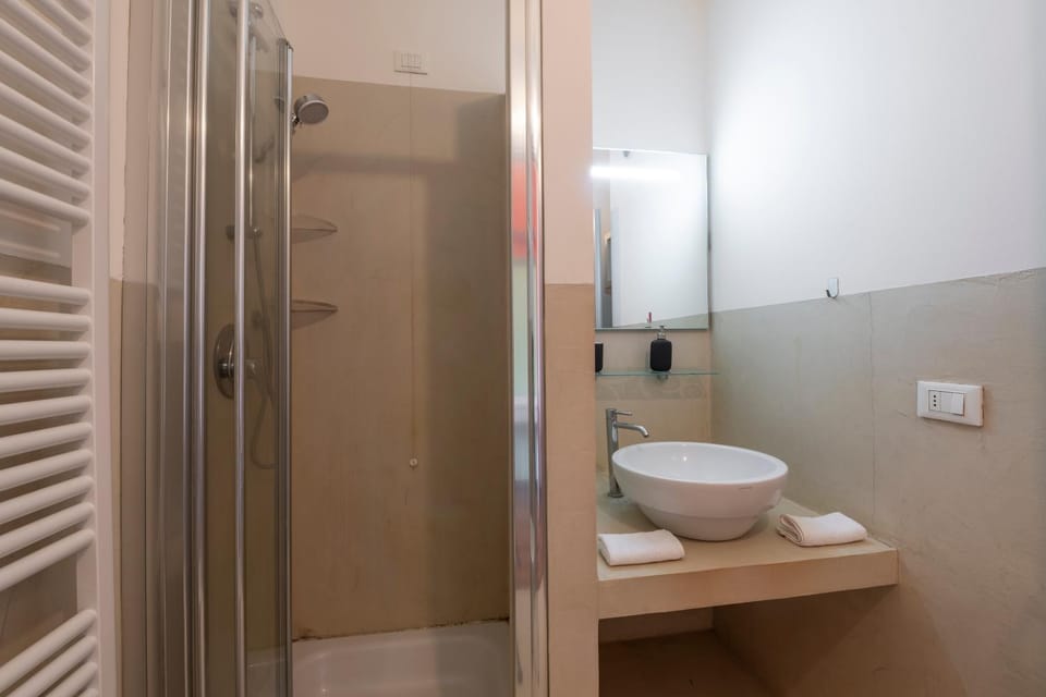 Shower, Toilet