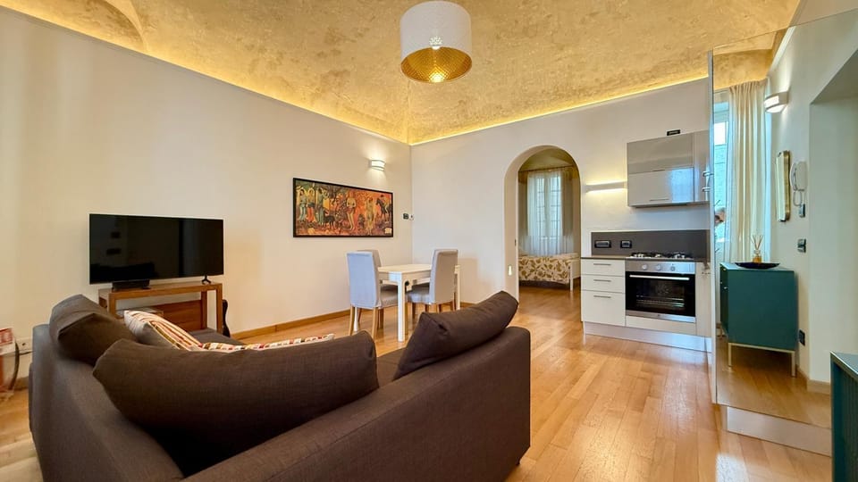 Communal lounge/ TV room, TV and multimedia, Kitchen or kitchenette, Living room, Seating area, Dining area, oven, stove