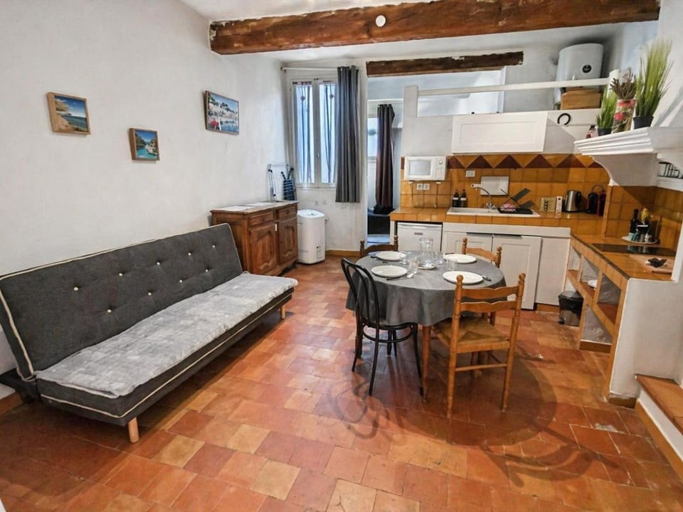 Kitchen or kitchenette, Living room, Seating area, Dining area