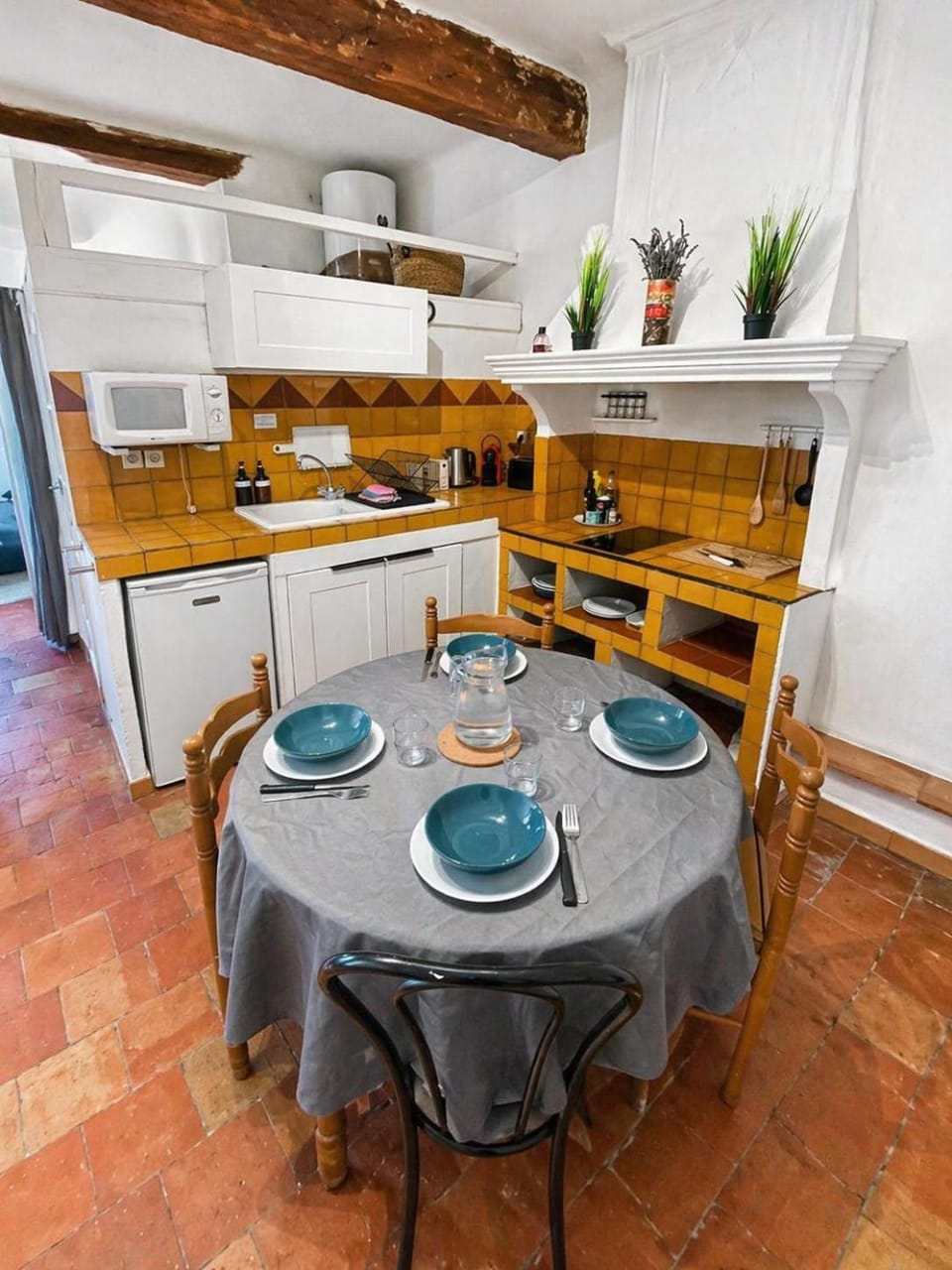 Kitchen or kitchenette, Dining area, stove