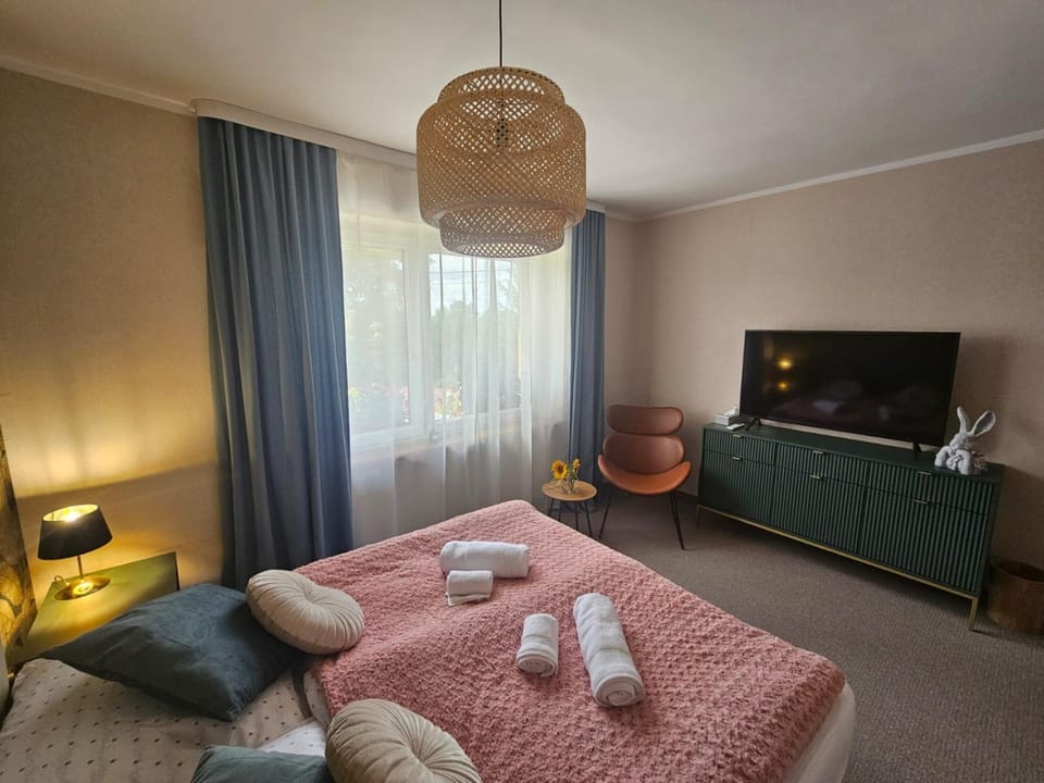 TV and multimedia, Photo of the whole room, Bedroom