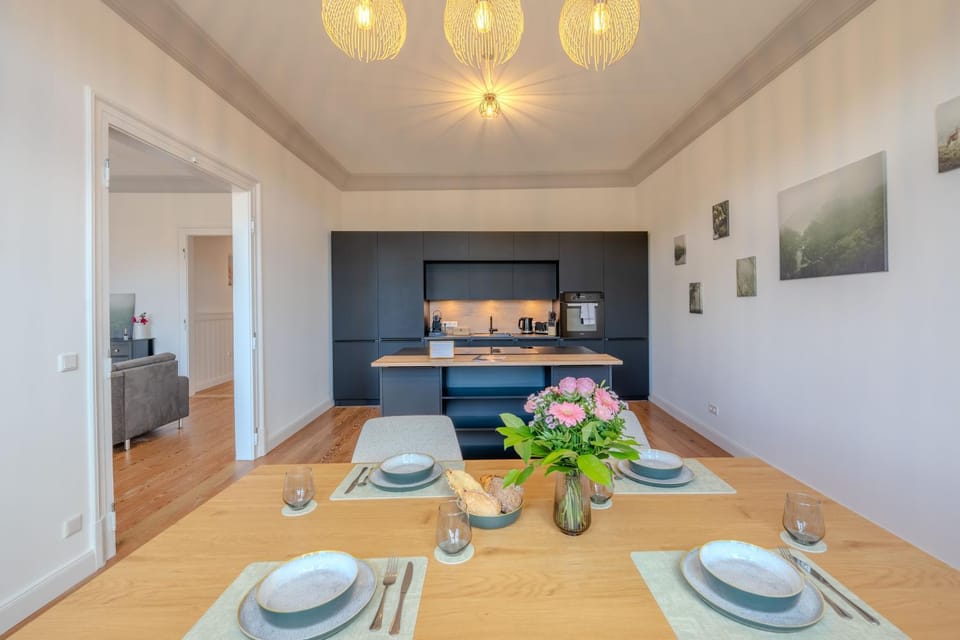 Living room, Food and drinks, Seating area, Dining area, Food