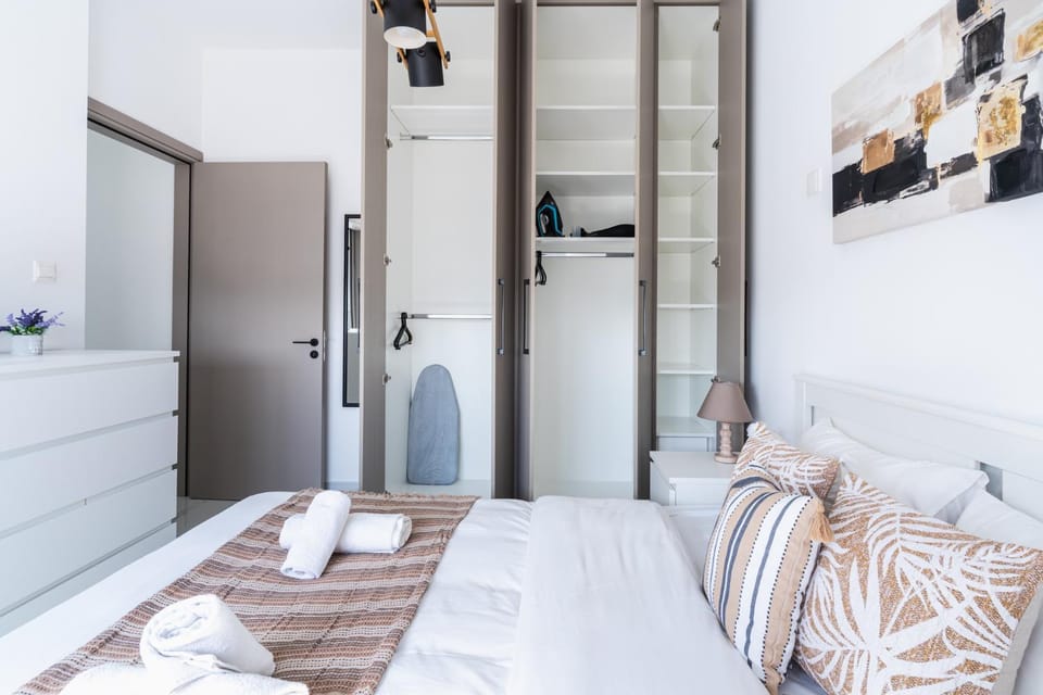 Bed, TV and multimedia, Photo of the whole room, Bedroom, towels, wardrobe