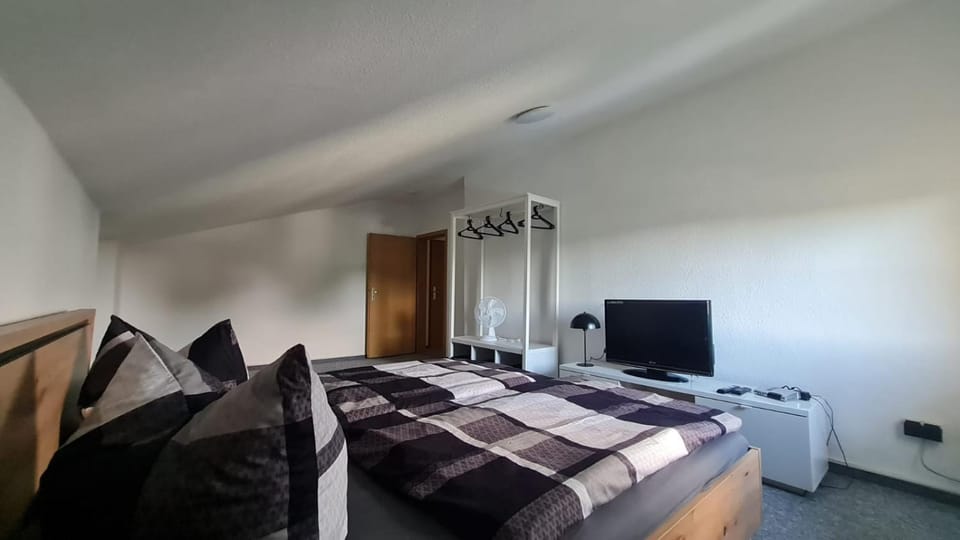 Bed, TV and multimedia, Photo of the whole room, wardrobe