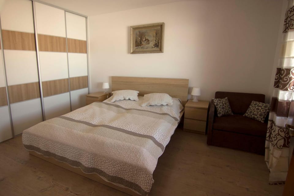 Photo of the whole room, Bedroom