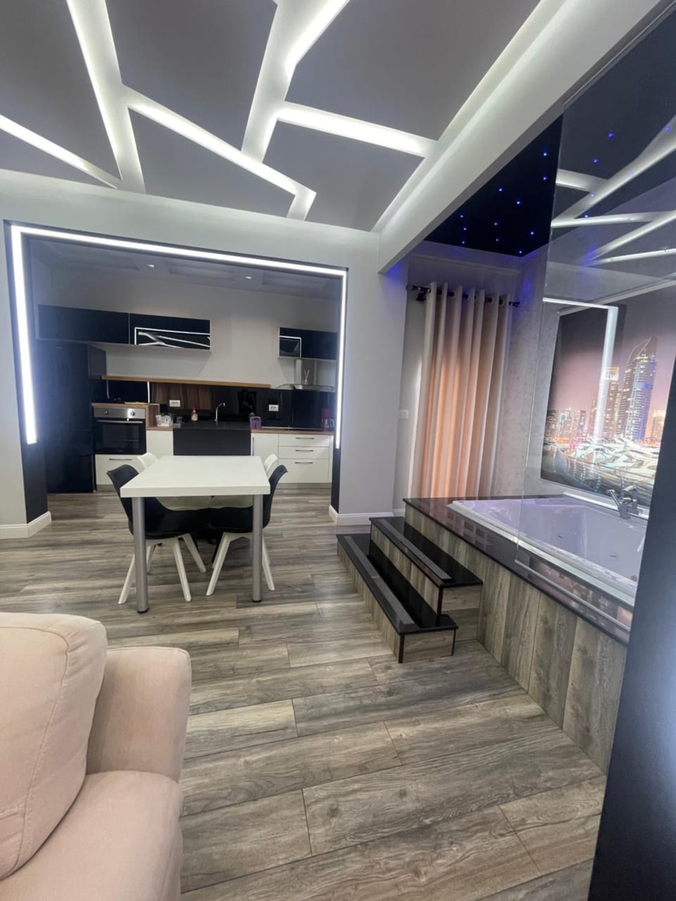 Communal lounge/ TV room, Hot Tub, Massage, TV and multimedia, Coffee/tea facilities, Balcony/Terrace, Kitchen or kitchenette, Living room, Photo of the whole room, Seating area, Dining area, City view, Landmark view, Mountain view, Meals, Family, Bath, oven, soundproof, stove, toaster, kitchen