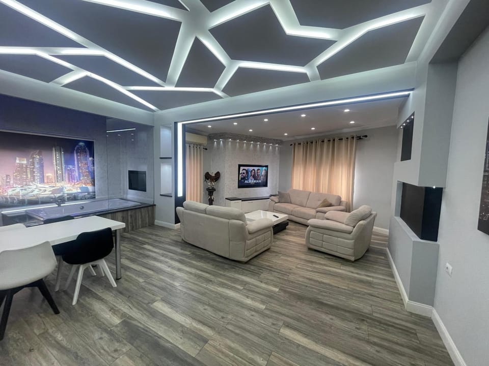 Communal lounge/ TV room, TV and multimedia, Balcony/Terrace, Living room, Photo of the whole room, Decorative detail, Dining area, City view, Landmark view, Mountain view, Street view, Family, Quiet street view, furniture, heating, internet, soundproof, air conditioner