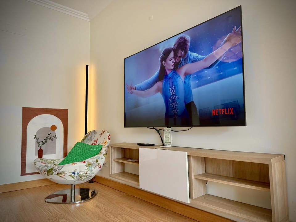 Communal lounge/ TV room, TV and multimedia, Living room, Evening entertainment