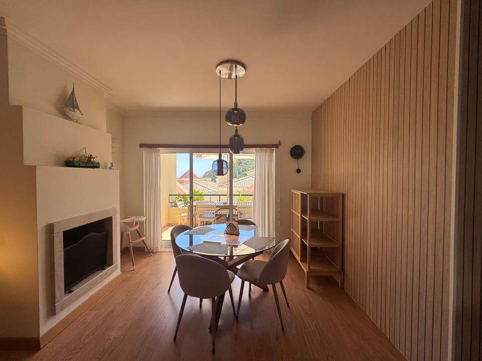 Premium Sea View Retreat with AC - 10 Min Beach Apartment in Setubal District