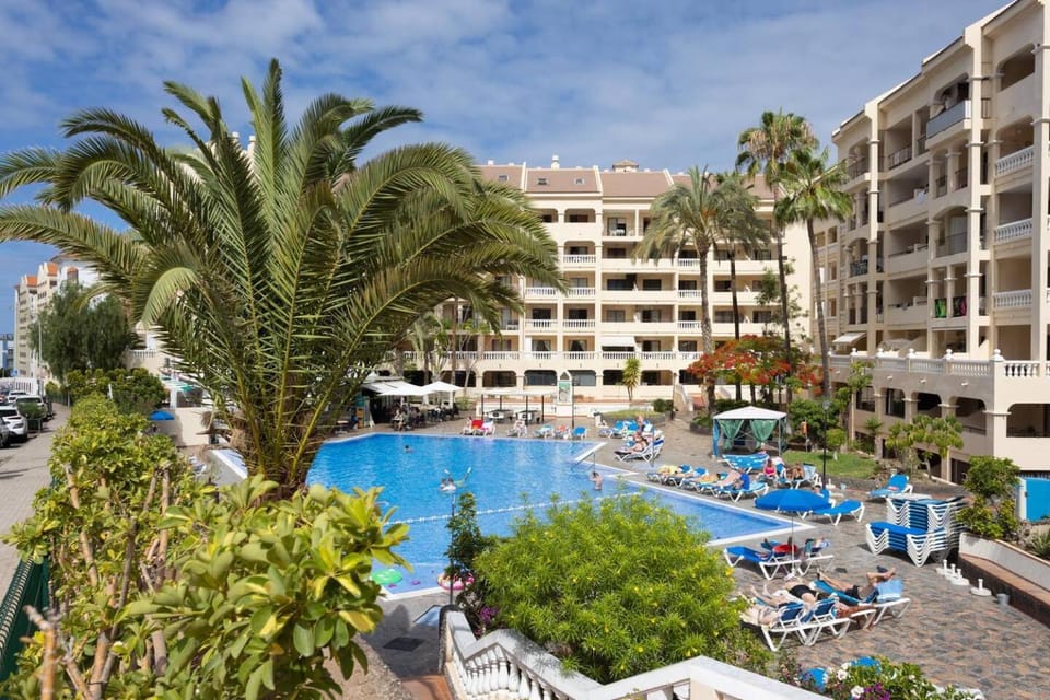 Property building, Swimming pool, sunbed