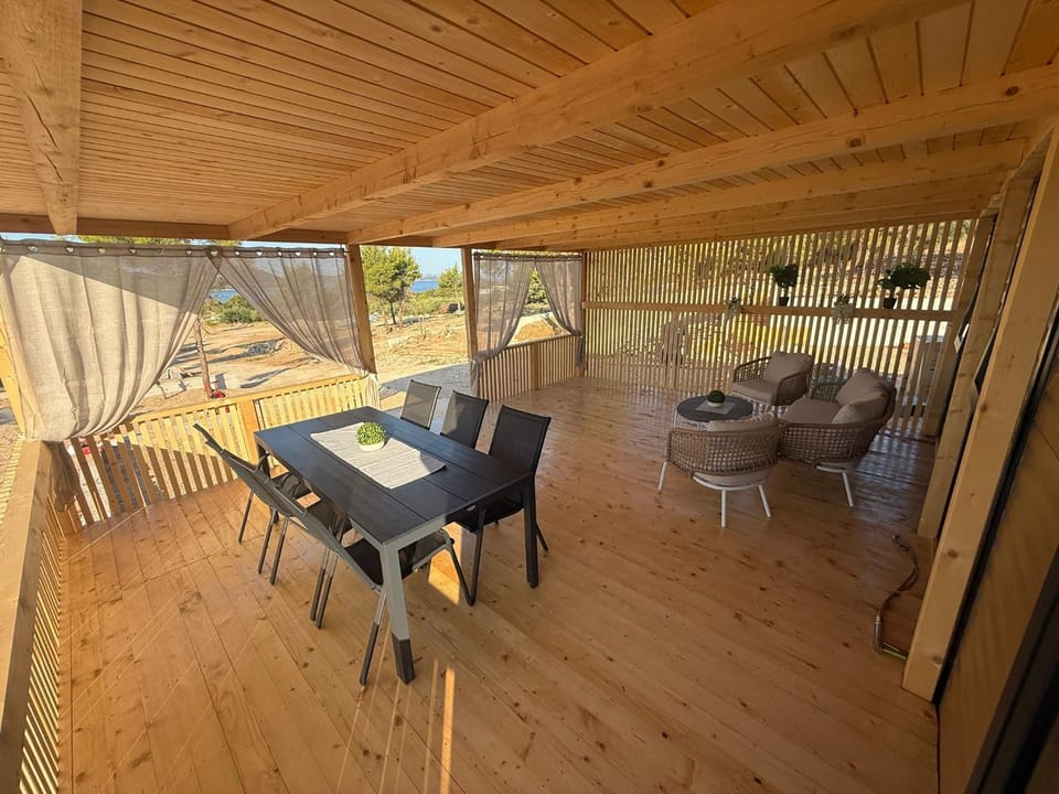 Day, Seating area