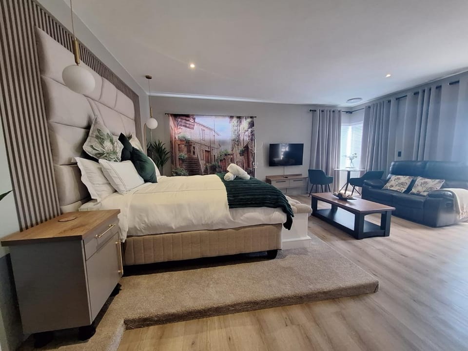 TV and multimedia, Seating area, Bedroom