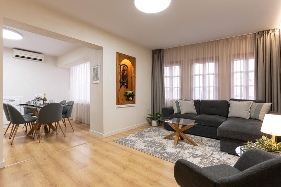 Library, Balcony/Terrace, Living room, Seating area, Dining area, City view, internet, air conditioner