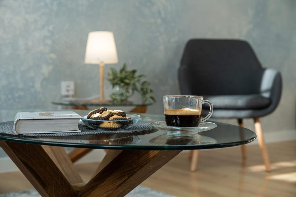 Library, TV and multimedia, Balcony/Terrace, Living room, Seating area, City view, internet, air conditioner