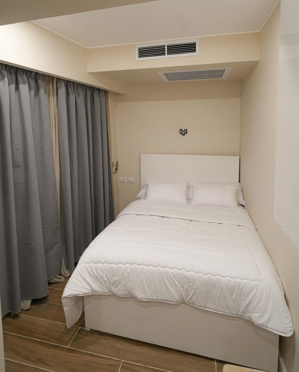 Bed, Bedroom, air conditioner