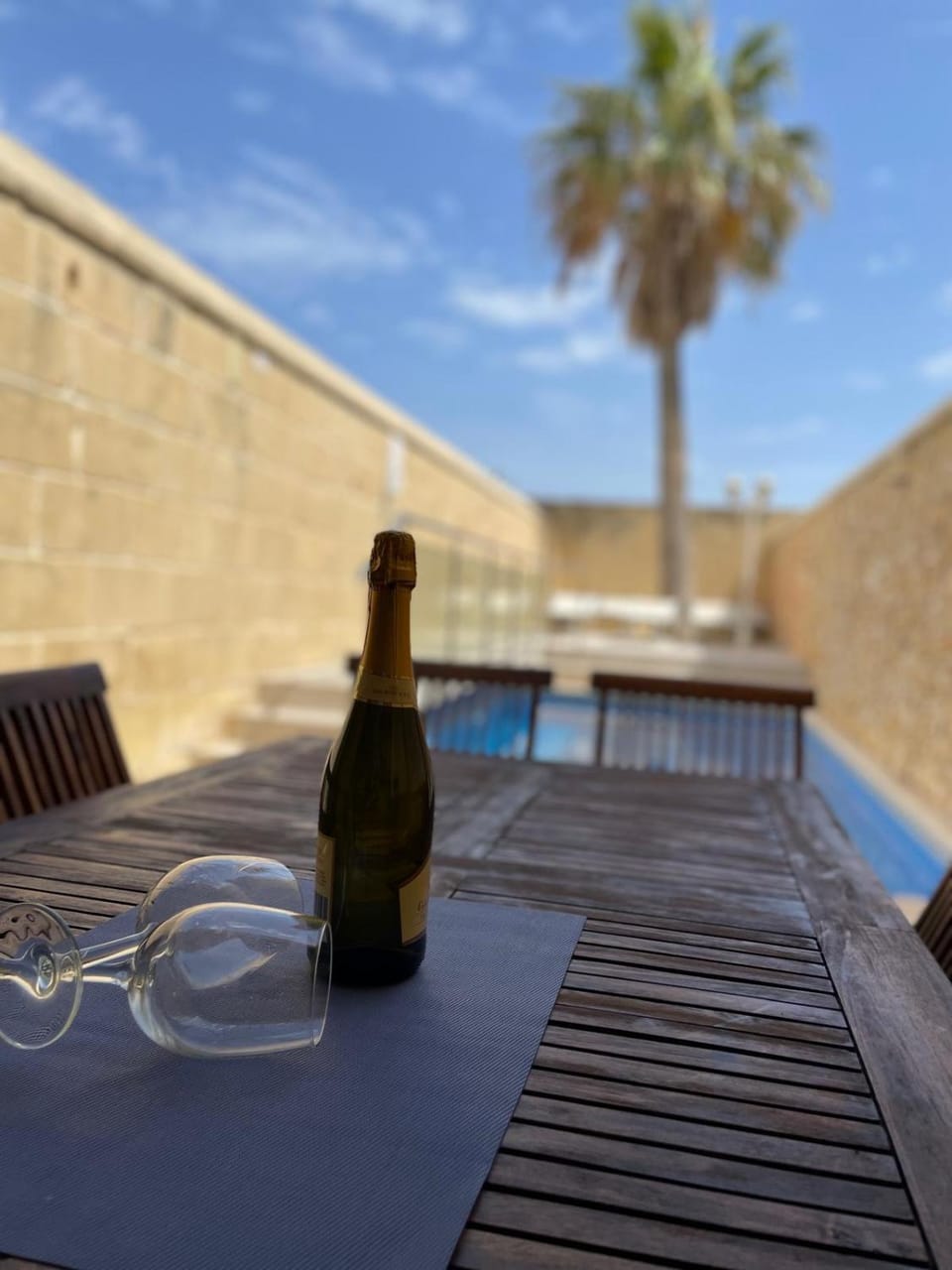 Food and drinks, Dining area, Pool view, Swimming pool, Drinks