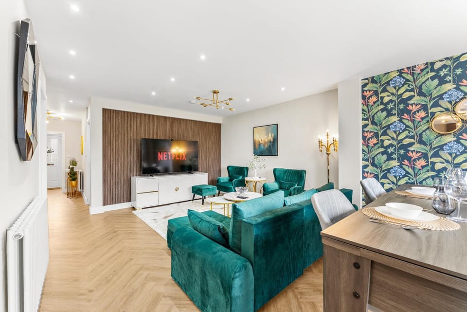 TV and multimedia, Living room, Seating area, Dining area