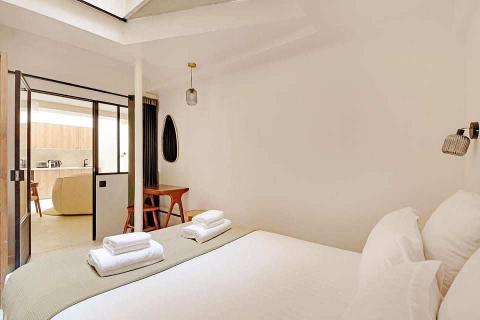 Bed, Photo of the whole room, Bedroom, towels