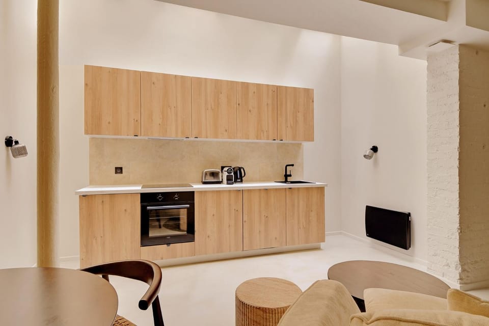 Coffee/tea facilities, Kitchen or kitchenette, Living room, Seating area, stove, toaster