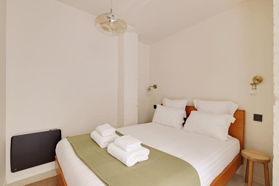 Bed, Photo of the whole room, Bedroom, towels