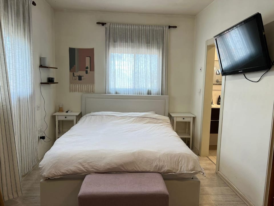 Bed, TV and multimedia, Bedroom
