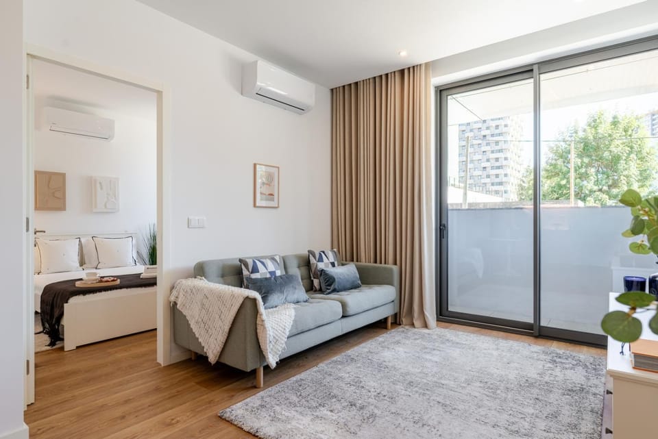 Bed, Living room, Bedroom, towels, air conditioner
